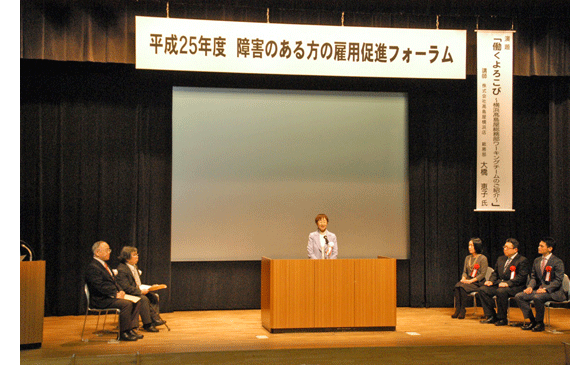 ステージ上で挨拶をする奥山仙台市長
